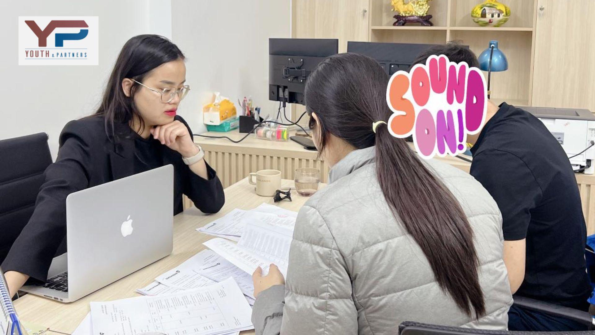 Luật sư dân sự của YP Law Firm đang tư vấn cho khách Luật sư dân sự của YP Law Firm đang tư vấn cho khách hàng