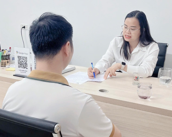 Luật sư đất đai giỏi của Y&P law firm đang tư vấn cho khách hàng Luật sư đất đai giỏi của Y&P law firm đang tư vấn cho khách hàng