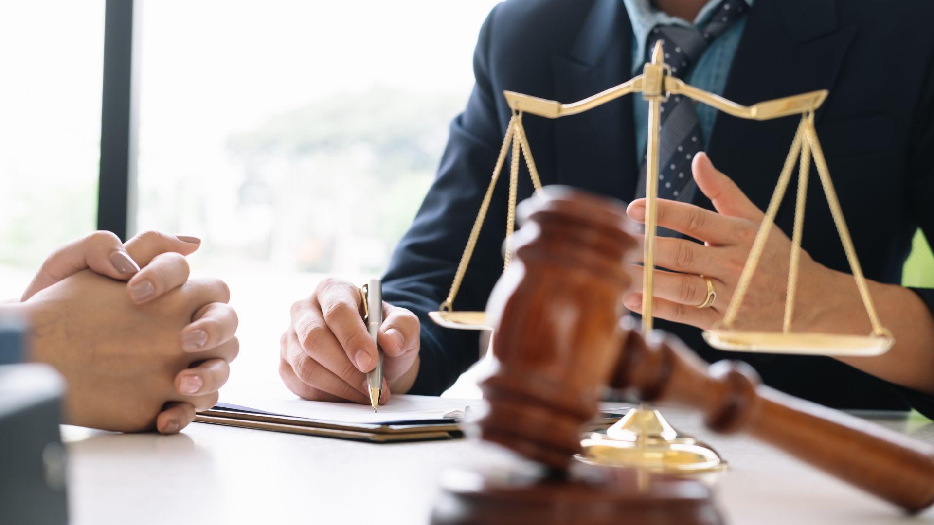 Luật sư trao đổi với khách hàng về mức chi phí tư vấn luật sư tại Phú Thọ Luật sư trao đổi với khách hàng về mức chi phí tư vấn luật sư tại Phú Thọ