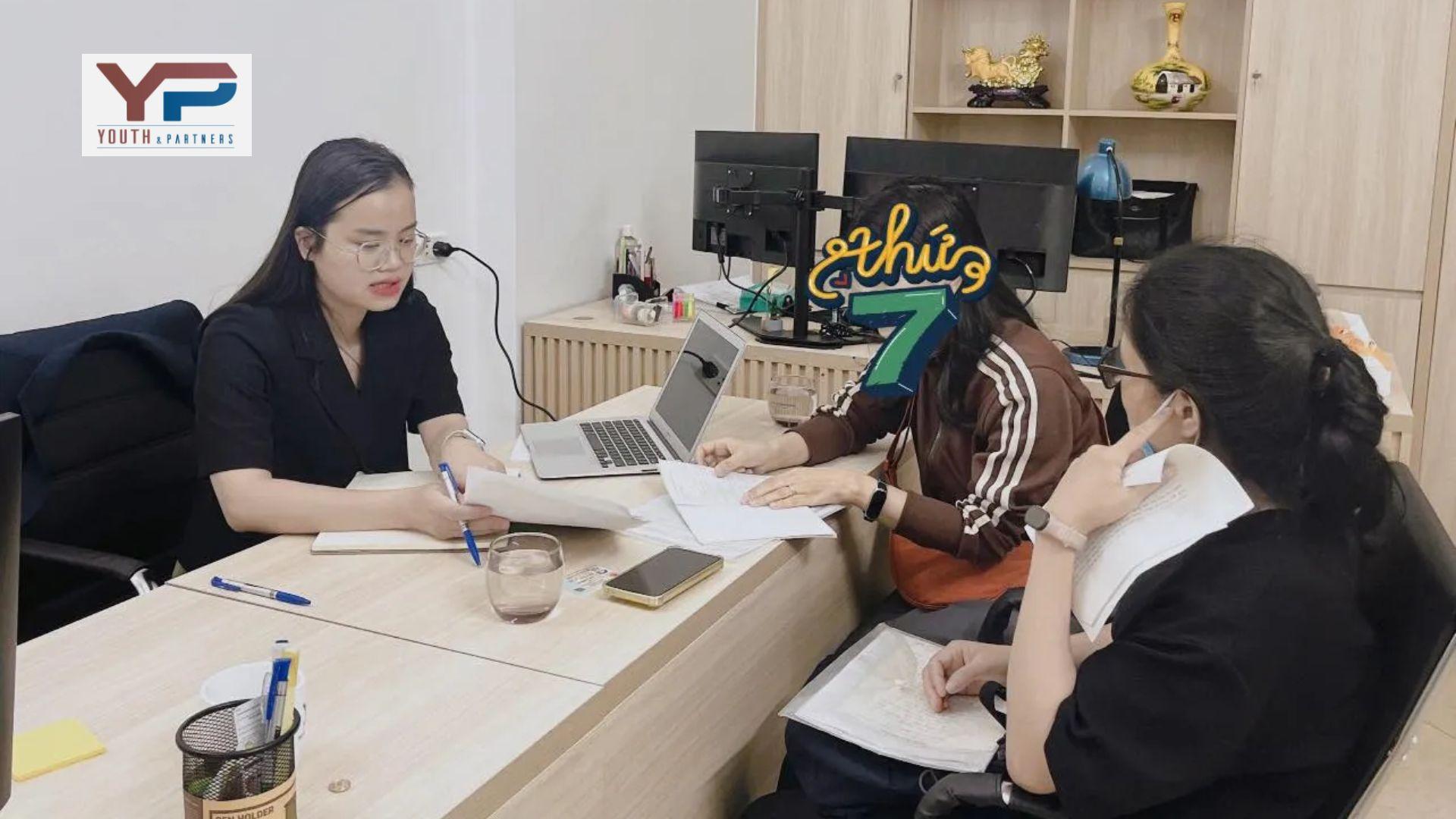 Luật sư YP Law Firm đang tư vấn gói dịch vụ luật sue gia đình cho khách hàng Luật sư YP Law Firm đang tư vấn gói dịch vụ luật sư gia đình cho khách hàng