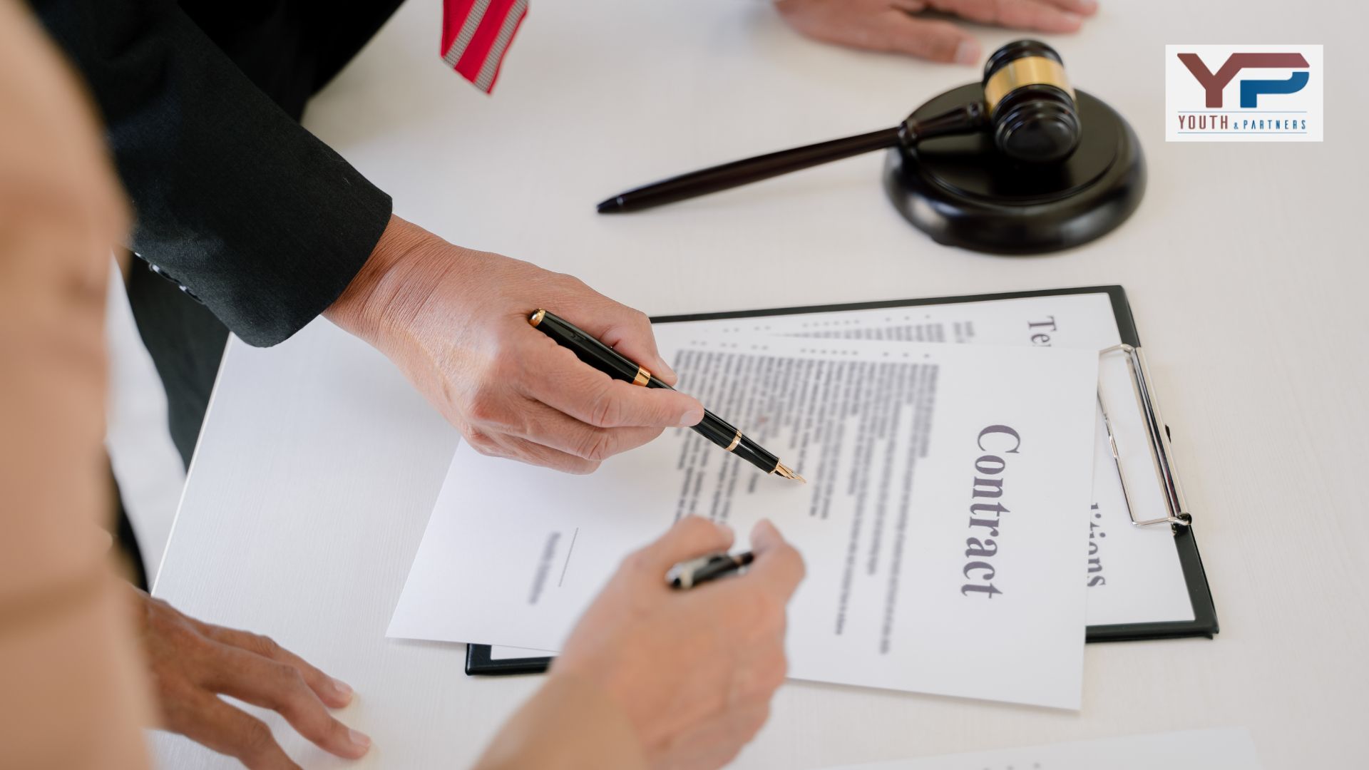 Chi phí tư vấn luật sư của YP Law Firm trong hợp đồng dịch vụ pháp lý rõ ràng, minh bạch