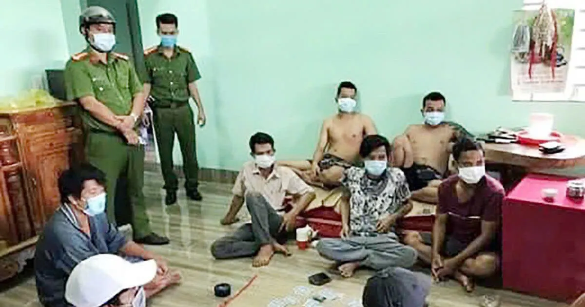 Công an bắt quả tang chơi đánh bài ăn tiền Công an bắt quả tang chơi đánh bài ăn tiền