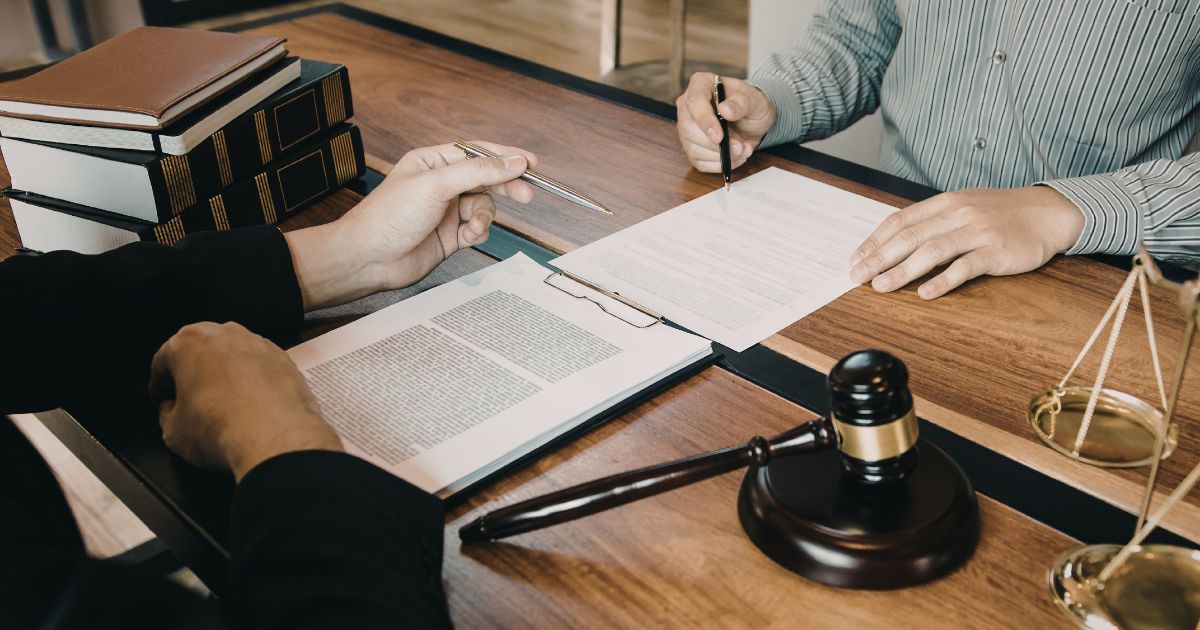 Dịch vụ luật sư tư vấn khách hàng