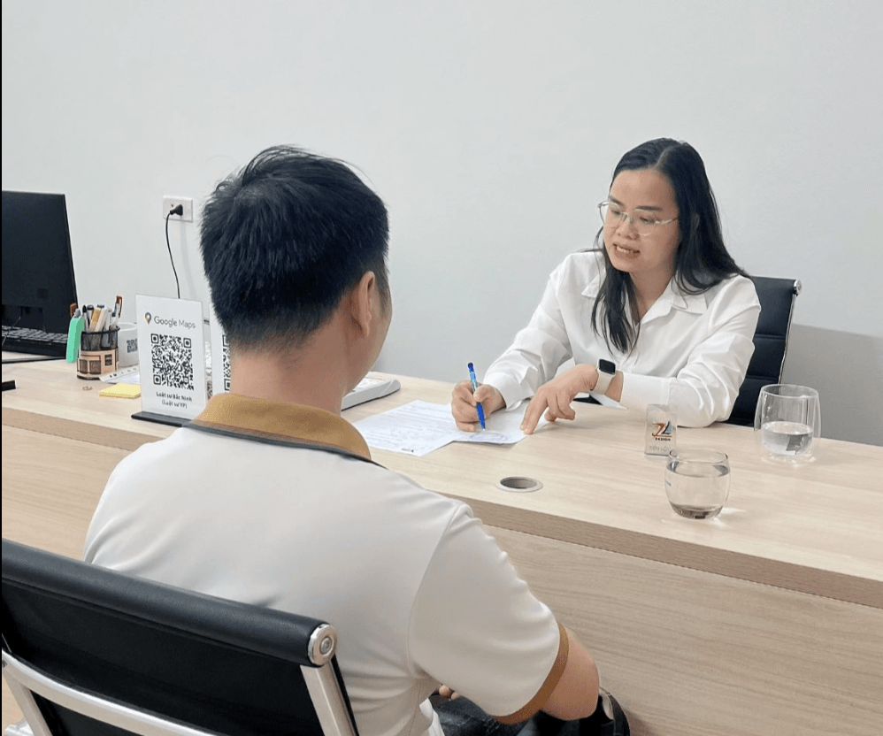 Hình ảnh khách hàng sử dụng dịch vụ tư vấn pháp lý thường xuyên