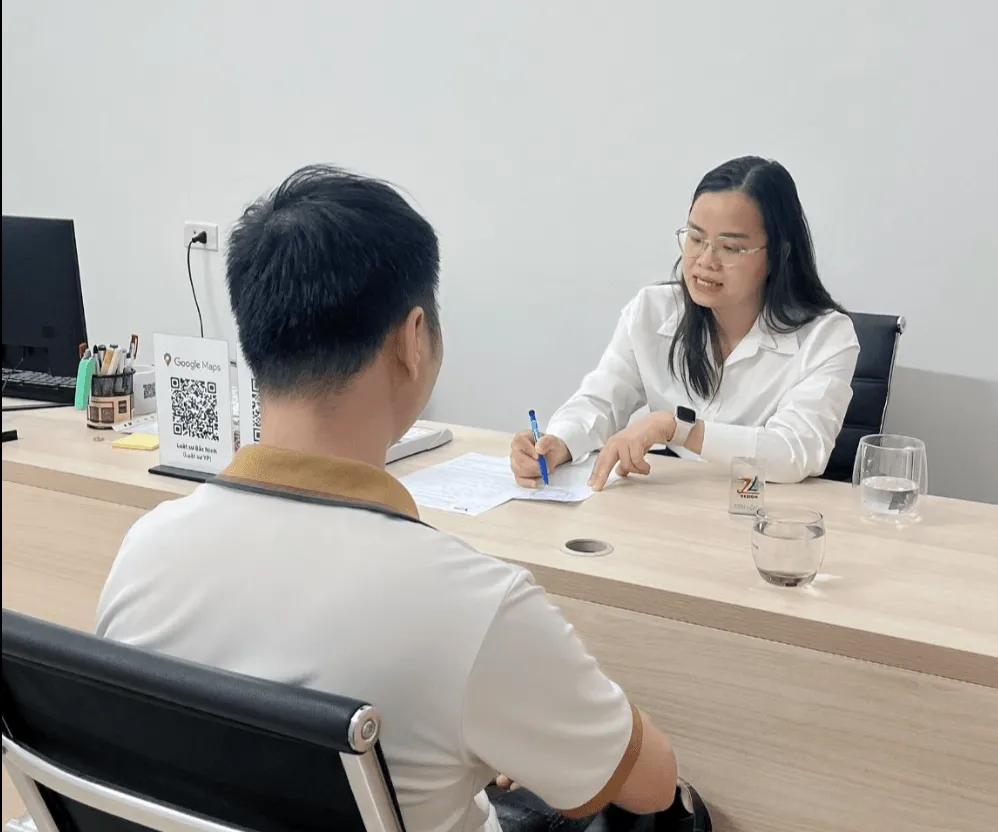 Hình ảnh khách hàng sử dụng dịch vụ tư vấn pháp lý thường xuyên