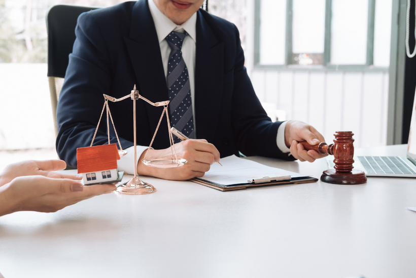 Khi nào cần thuê Luật sư giải quyết giao dịch mua bán