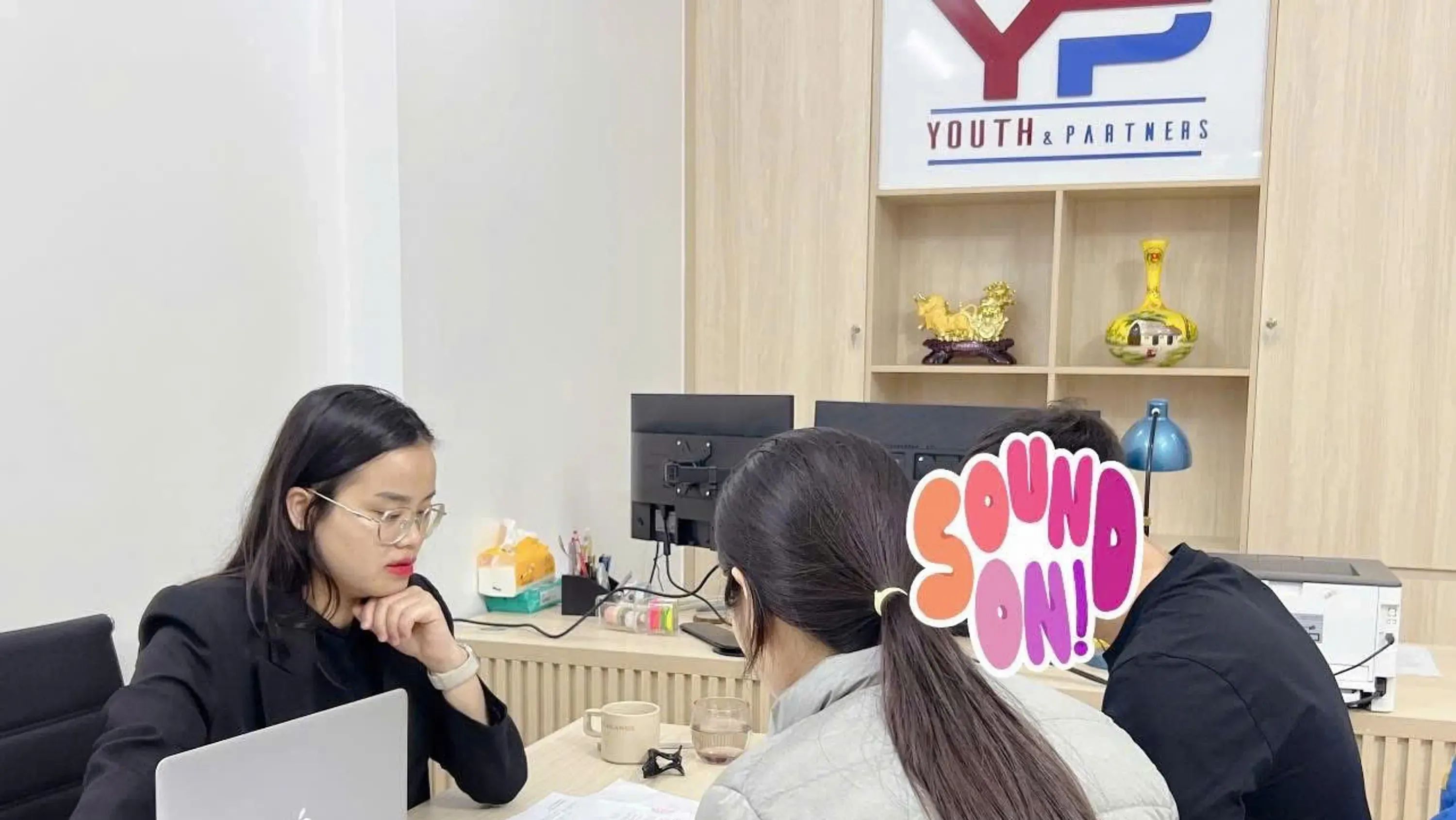Luật sư chuyên giải quyết các vụ tranh chấp đất đai ở Phú Thọ đang tư vấn cho khách hàng