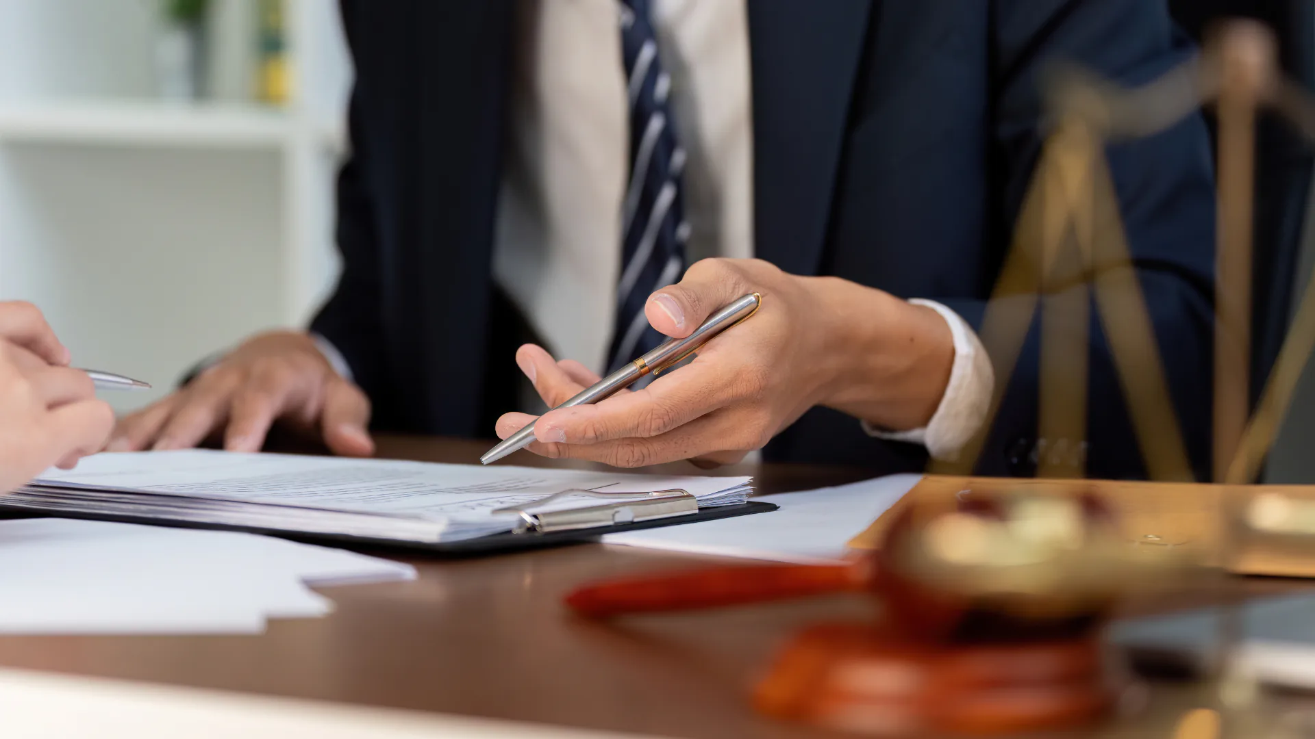 Luật sư của dịch vụ tư vấn ly hôn làm việc với Thẩm phán