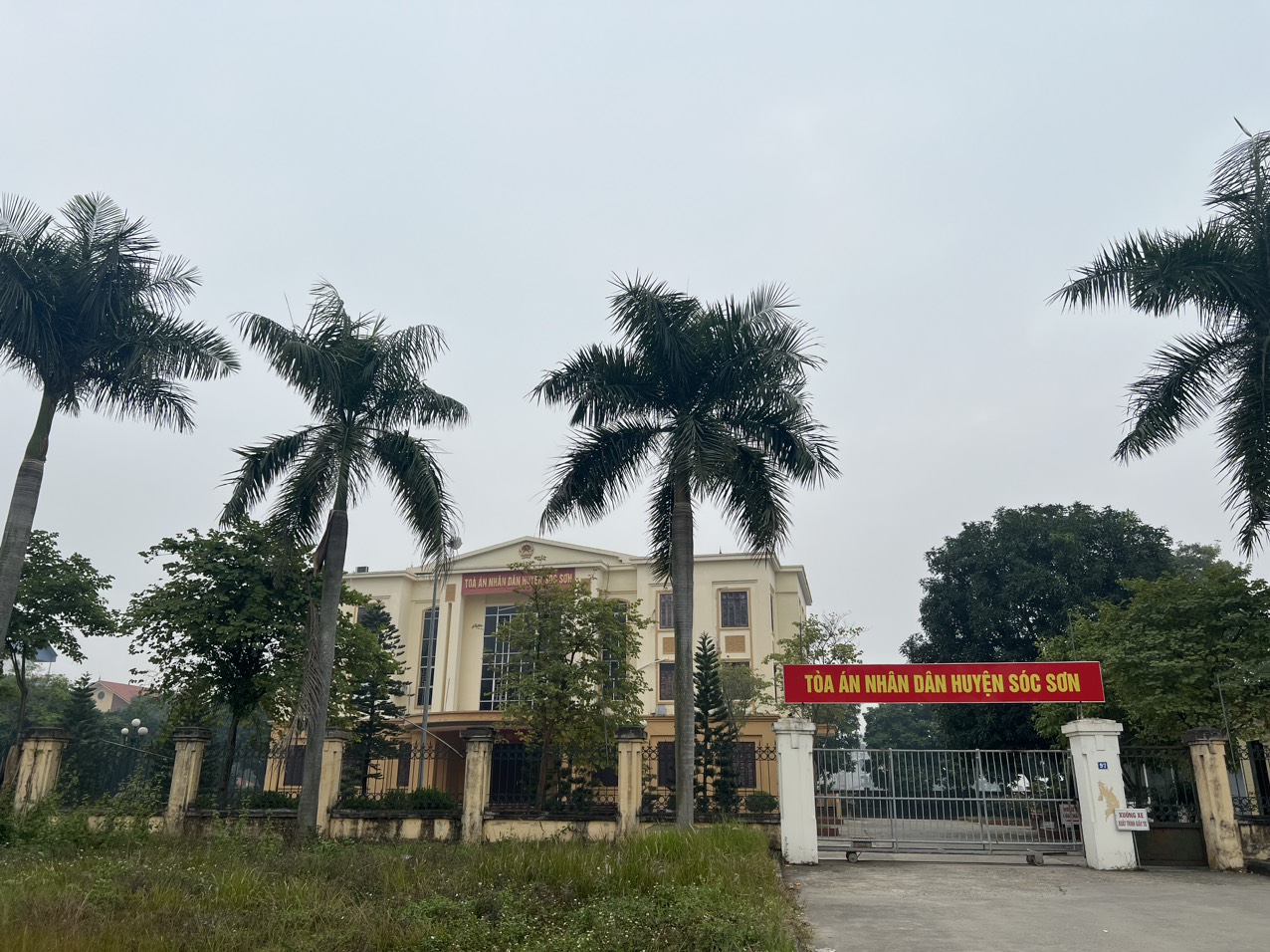 Luật sư của Văn phòng luật sư Sóc Sơn đến tòa án huyện Sóc Sơn làm việc