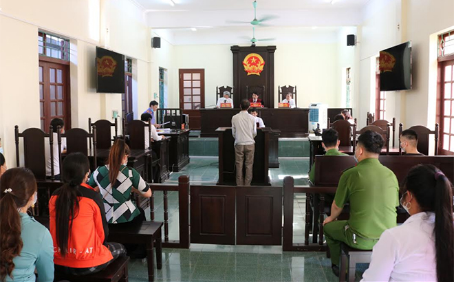 Luật sư của văn phòng luật sư tại Phú Thọ tham gia bảo vệ quyền lợi khách hàng tại phiên tòa