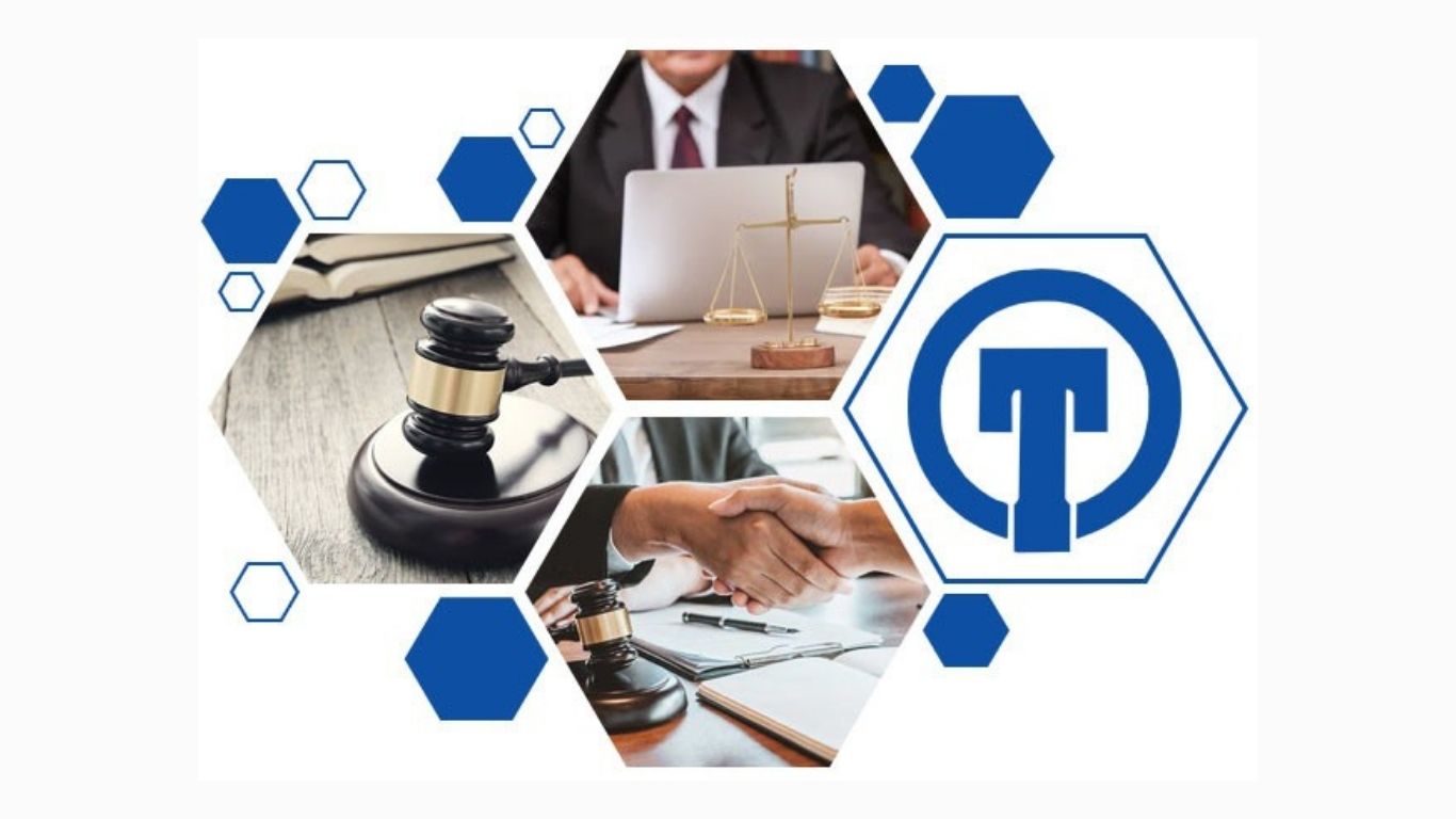 Luật sư của Văn phòng Luật sư tại Tuyên Quang làm việc với khách hàng