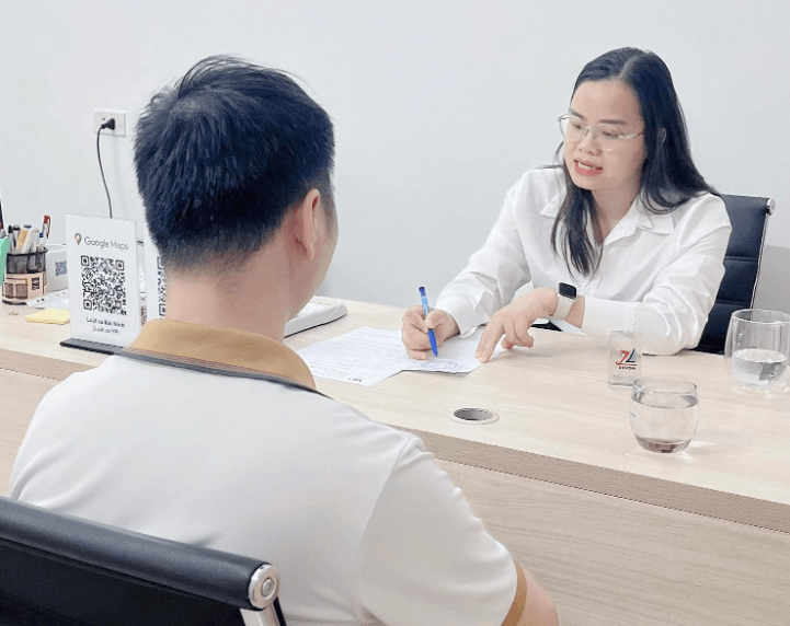 Luật sư đất đai giỏi của Y&P law firm đang tư vấn cho khách hàng