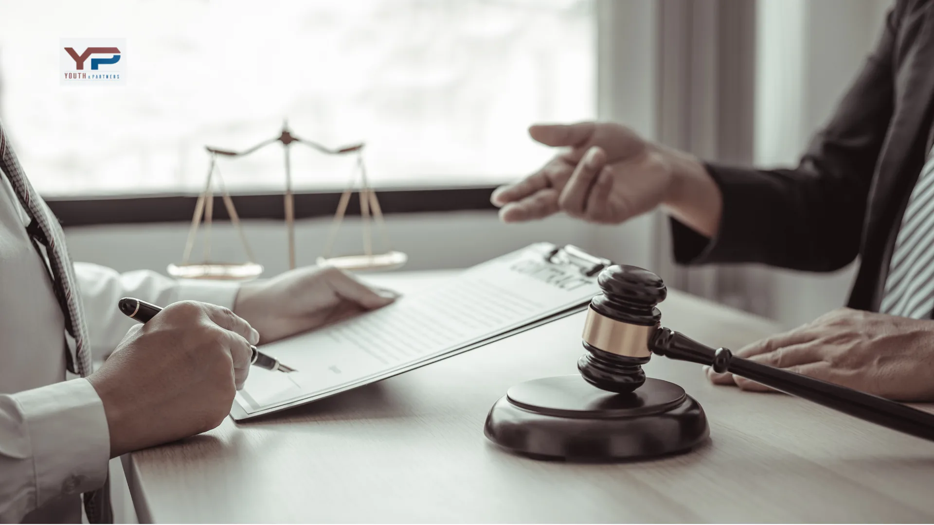 Luật sư đất đai sẽ hỗ trợ khách hàng thẩm định hợp đồng giao dịch