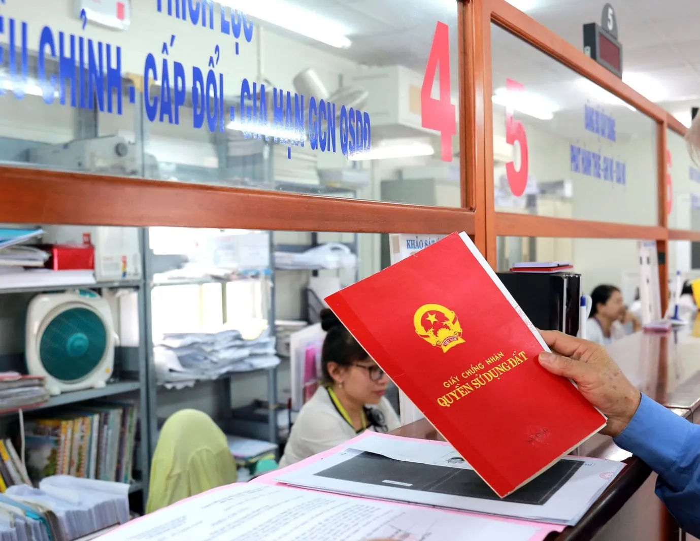 Luật sư đất đai tại xã Cự Đồng thực hiện thủ tục pháp lý đất đai cho khách hàng