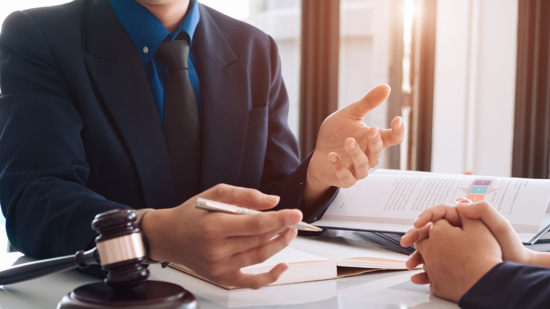 Luật sư đất đai tư vấn hỗ trợ khách hàng lường trước những trở ngại