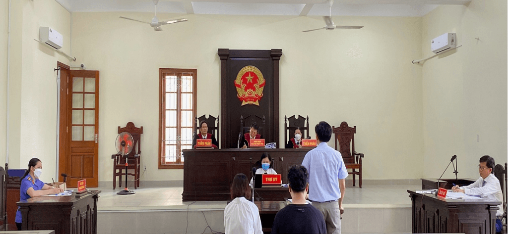 Luật sư ly hôn tham gia phiên toà xét xử sơ thẩm