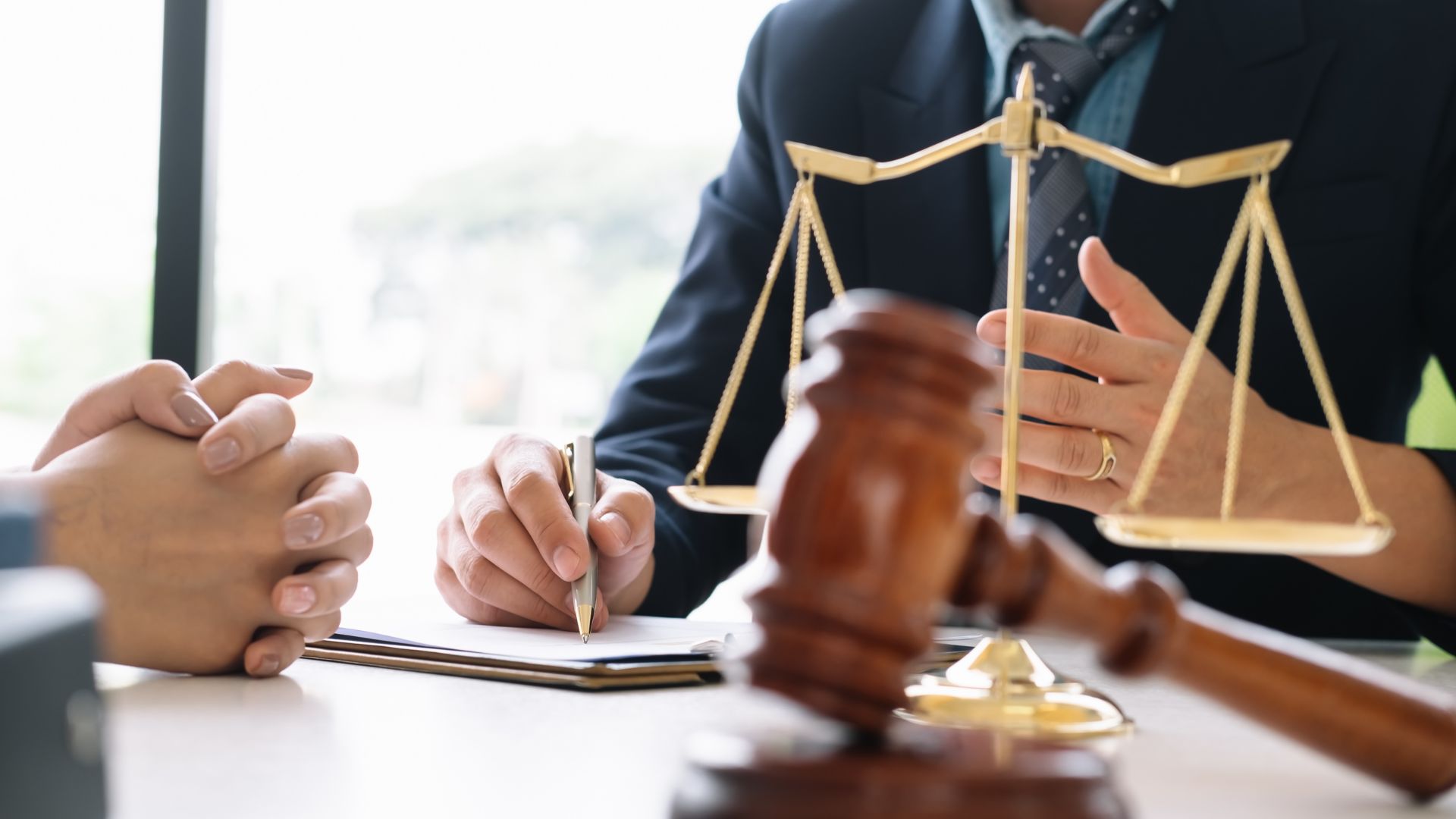 Luật sư trao đổi với khách hàng về mức chi phí tư vấn luật sư tại Phú Thọ