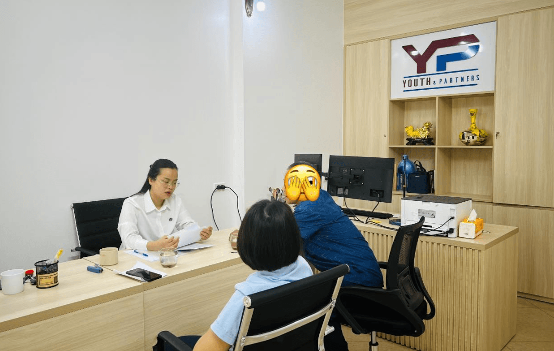 Luật sư tư vấn cho khách hàng dịch vụ ly hôn trọn gói