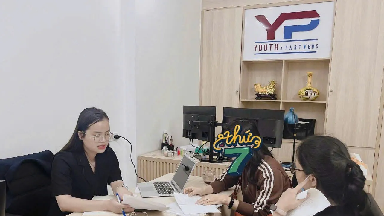 Luật sư tư vấn cho Khách hàng về dịch vụ luật sư bào chữa