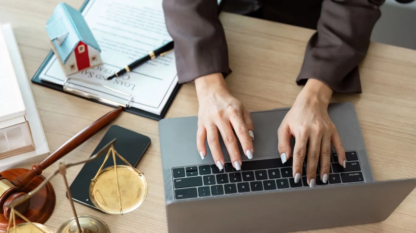 Luật sư tư vấn đất đai soạn đơn cho khách hàng