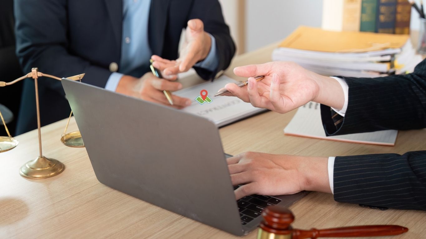 Luật sư tư vấn đất đai thảo luận hồ sơ của khách hàng