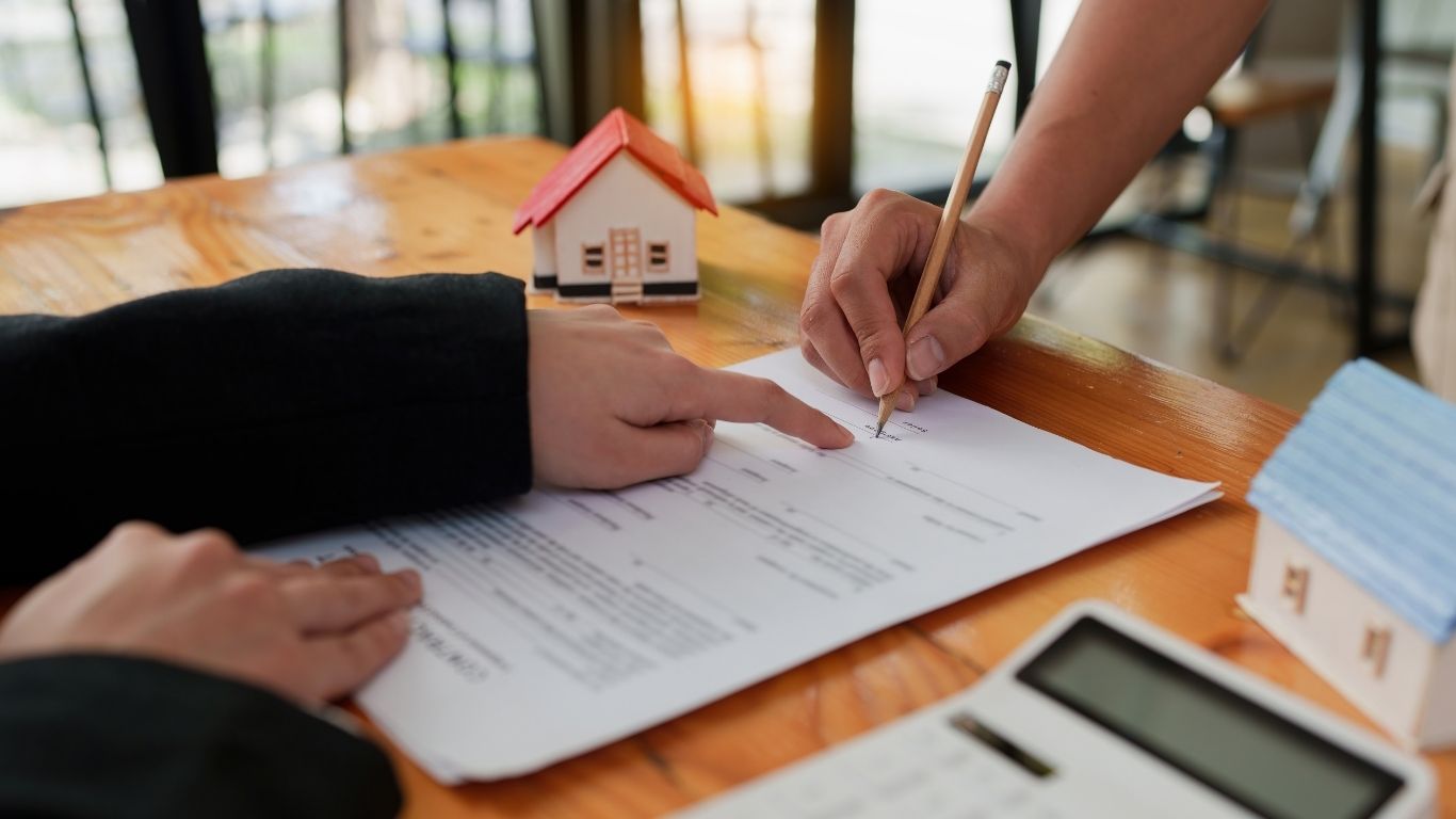 Luật sư tư vấn về đất đai hướng dẫn khách hàng ký hồ sơ