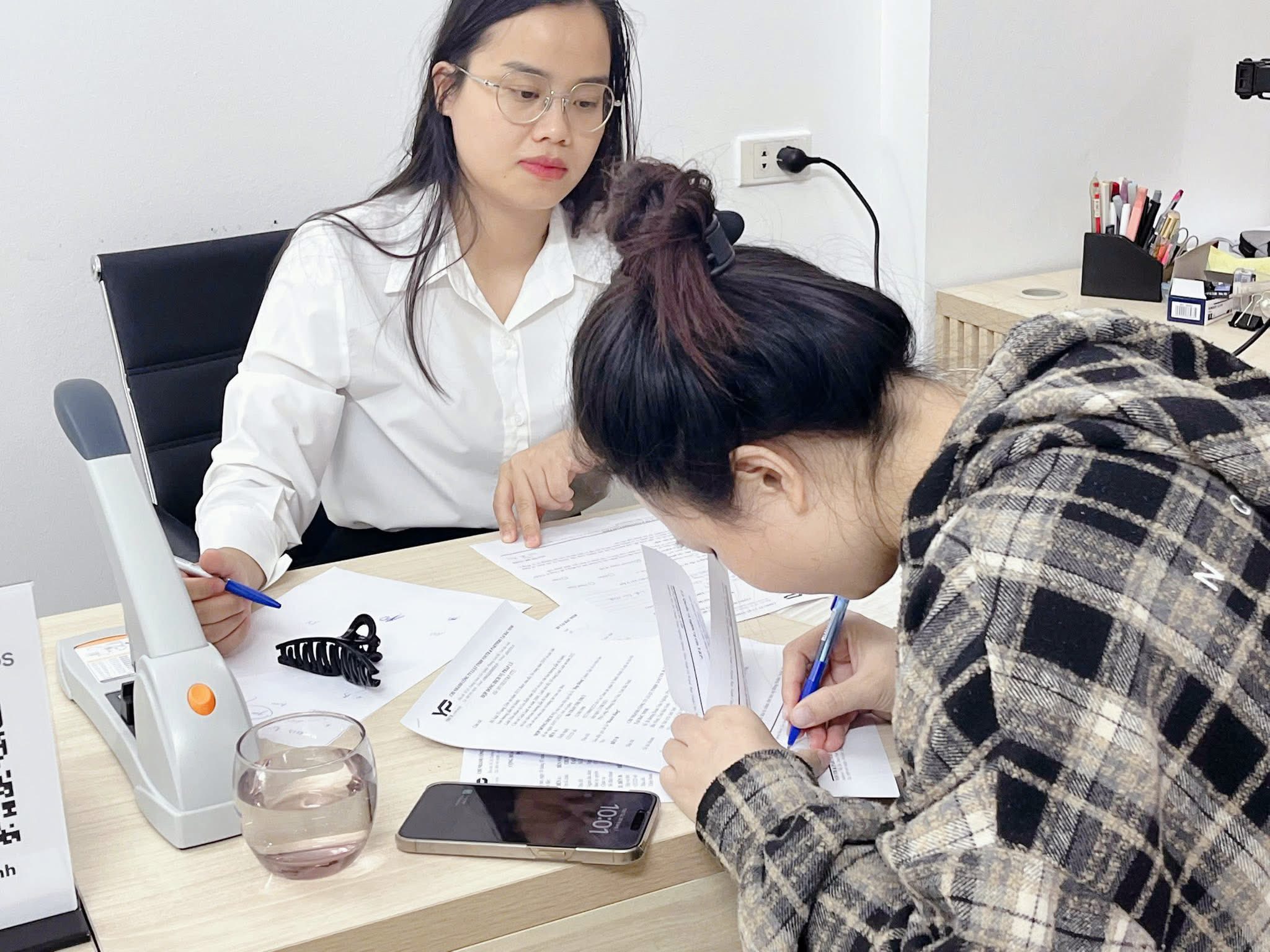 Luật sư YP ký kết hợp đồng dịch vụ tư vấn, soạn thảo hợp đồng với khách hàng