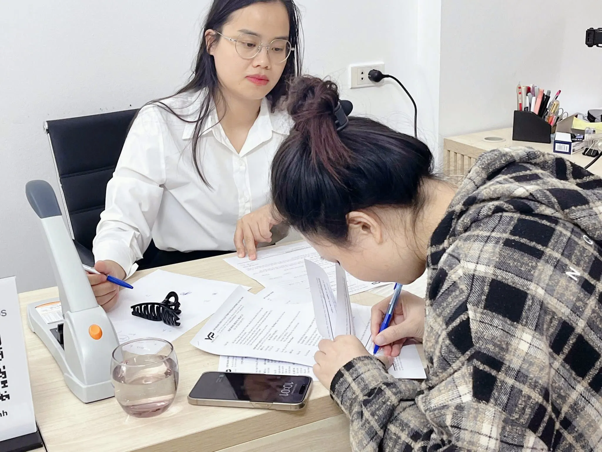 Luật sư YP ký kết hợp đồng dịch vụ tư vấn, soạn thảo hợp đồng với khách hàng