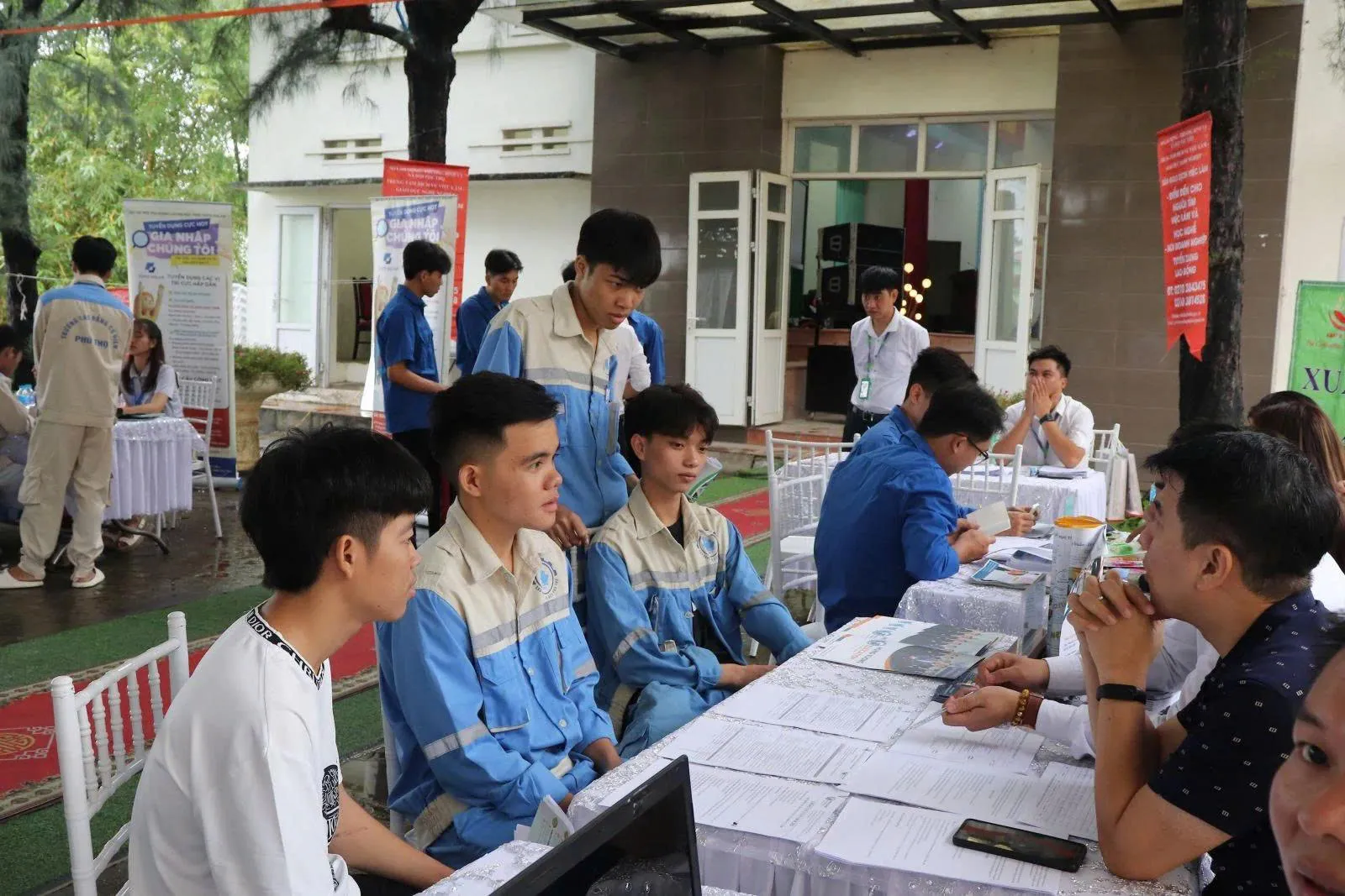 Những rủi ro pháp lý và sự cần thiết của dịch vụ xin giấy phép lao động