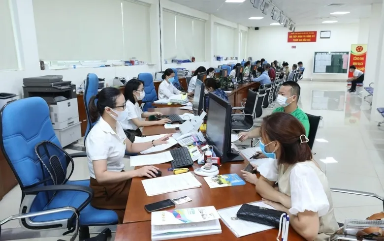 Thực hiện dịch vụ làm giấy phép con theo quy định tại Trung tâm Hành chính công