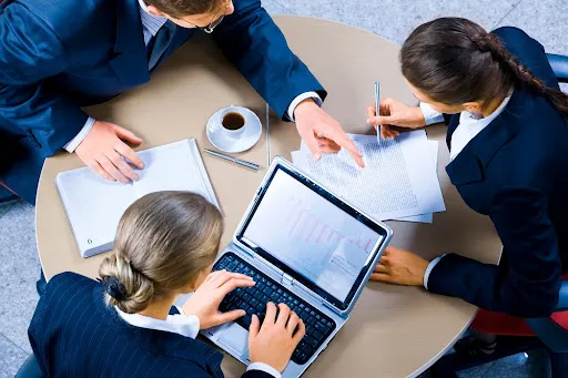 Tư vấn và hỗ trợ khách hàng về thời gian xin cấp giấy phép chuyên nghiệp