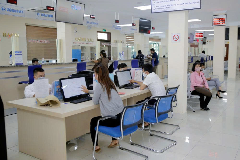 YP thực hiện thủ tục xin cấp sổ đỏ lần đầu cho khách hàng tại Trung tâm Hành chính công