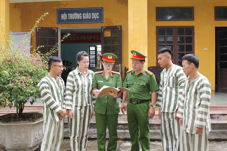 Cán bộ trại giam cùng phạm nhân xem xét điều kiện đặc xá năm 2025