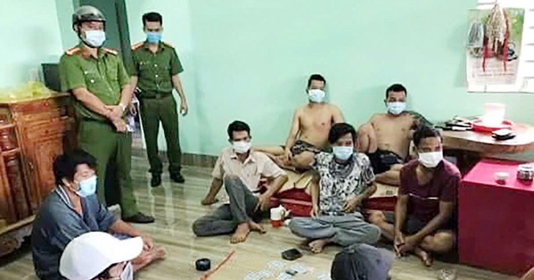 Công an bắt quả tang chơi đánh bài ăn tiền