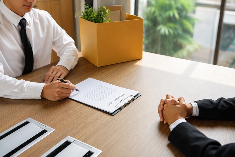 Công ty sa thải người lao động là gì?
