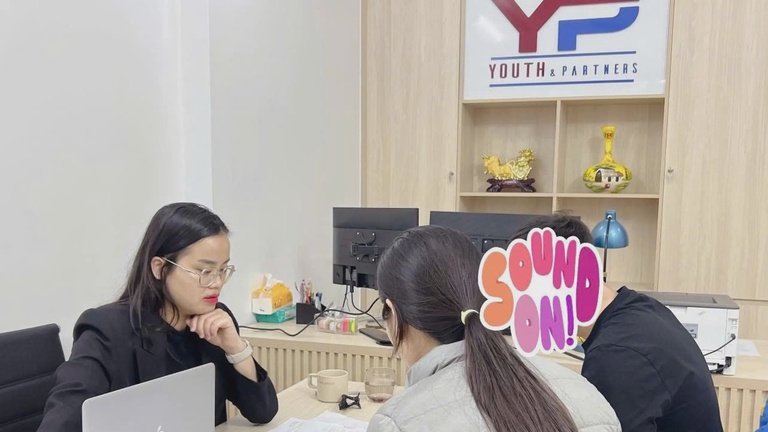 Luật sư chuyên giải quyết các vụ tranh chấp đất đai ở Phú Thọ đang tư vấn cho khách hàng Luật sư chuyên giải quyết các vụ tranh chấp đất đai ở Phú Thọ đang tư vấn cho khách hàng
