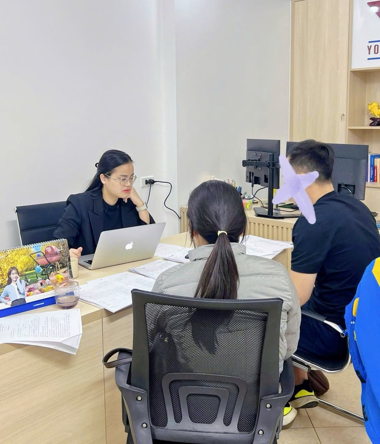 Luật sư tại Văn phòng Luật sư Bắc Ninh tiếp nhận thông tin từ khách hàng