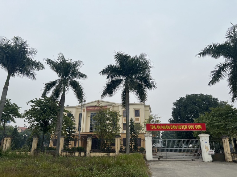 Luật sư của Văn phòng luật sư Sóc Sơn đến tòa án huyện Sóc Sơn làm việc