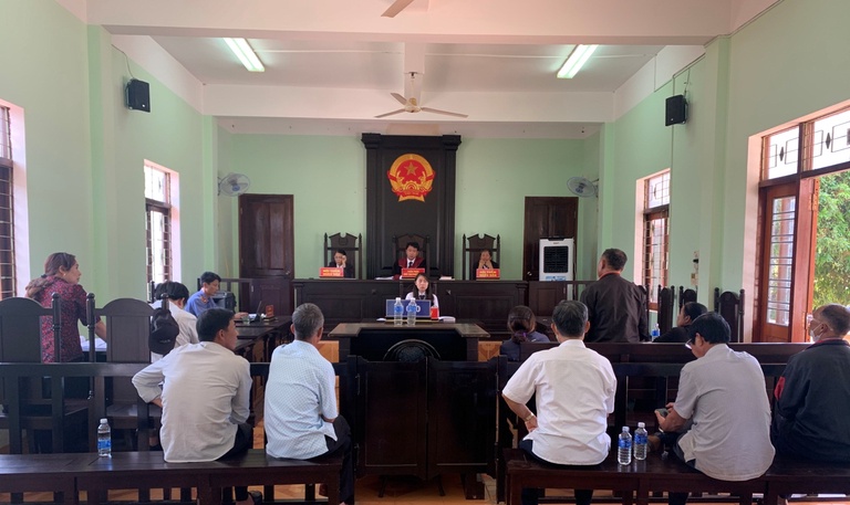 Luật sư đất đai hỗ trợ khách tại phiên toà sơ thẩm
