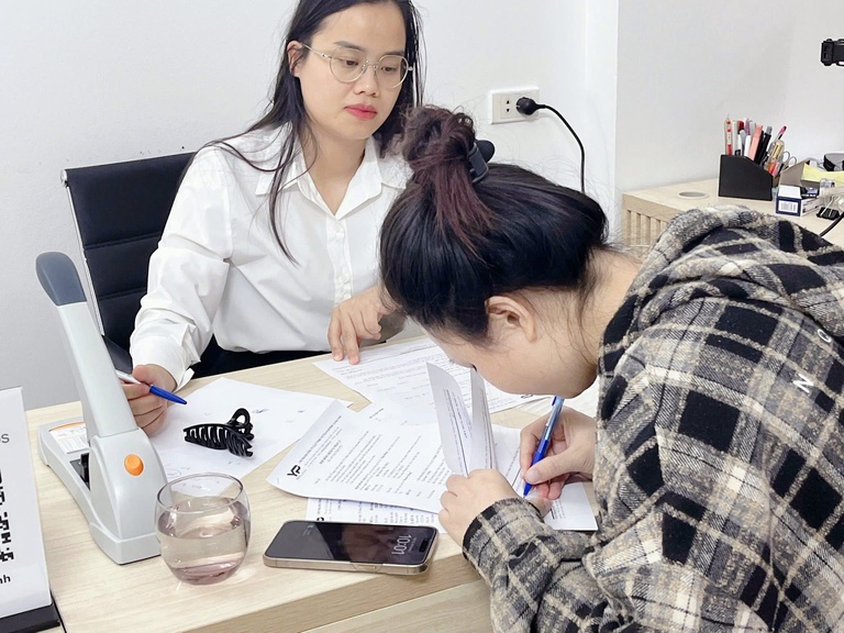 Luật sư YP ký kết hợp đồng dịch vụ tư vấn, soạn thảo hợp đồng với khách hàng Luật sư YP ký kết hợp đồng dịch vụ tư vấn, soạn thảo hợp đồng với khách hàng
