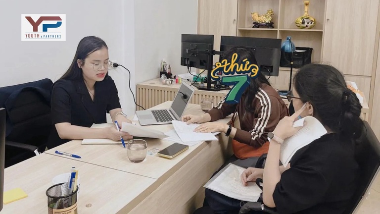 Luật sư YP Law Firm đang tư vấn gói dịch vụ luật sue gia đình cho khách hàng Luật sư YP Law Firm đang tư vấn gói dịch vụ luật sư gia đình cho khách hàng