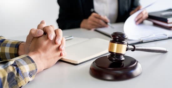 Dịch vụ luật sư bào chữa chuyên nghiệp, hỗ trợ bảo vệ quyền lợi và lợi ích hợp pháp của khách hàng trong các vụ án hình sự. Liên hệ ngay để được tư vấn!