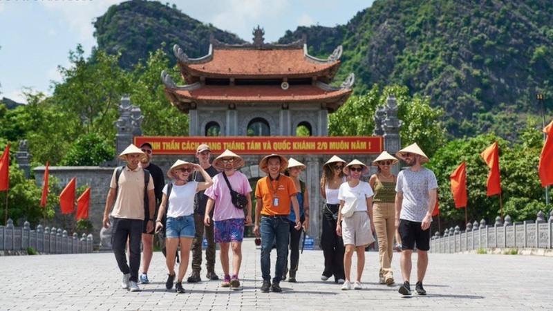 Tìm hiểu điều kiện, hồ sơ, thủ tục xin Giấy phép kinh doanh lữ hành nội địa mới nhất và những lưu ý doanh nghiệp cần biết trước khi hoạt động.
