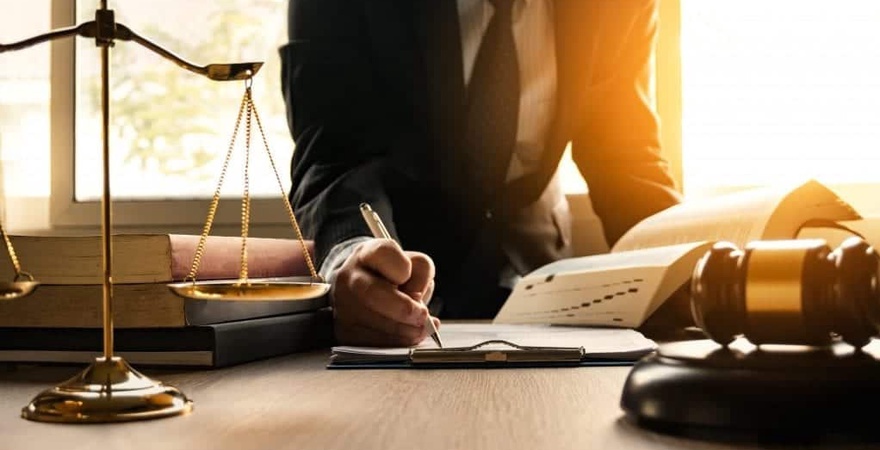 Bài viết này sẽ cung cấp những thông tin để hiểu rõ hơn về vai trò, lựa chọn phù hợp và các yếu tố cần xem xét khi tìm kiếm luật sư tại thành phố Hoa Lư.